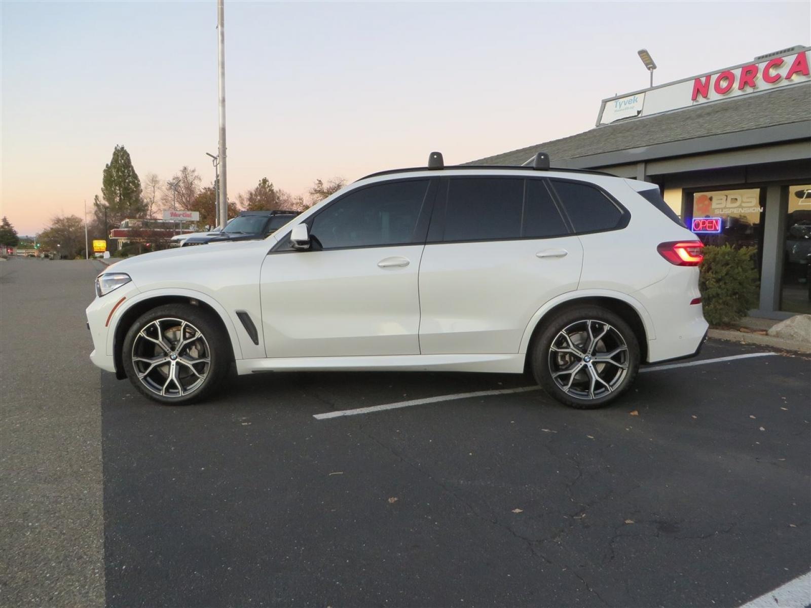 2022 White /BROWN BMW X5 xDrive40i (5UXCR6C08N9) with an 3.0L L6 DOHC 24V engine, 8A transmission, located at 2630 Grass Valley Highway, Auburn, CA, 95603, (530) 508-5100, 38.937893, -121.095482 - Photo #7